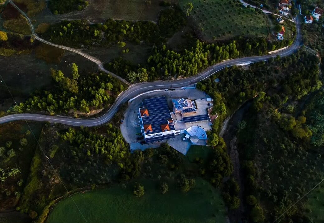 Το οινοποιείο του Κτήματος Μπριντζίκη από ψηλά