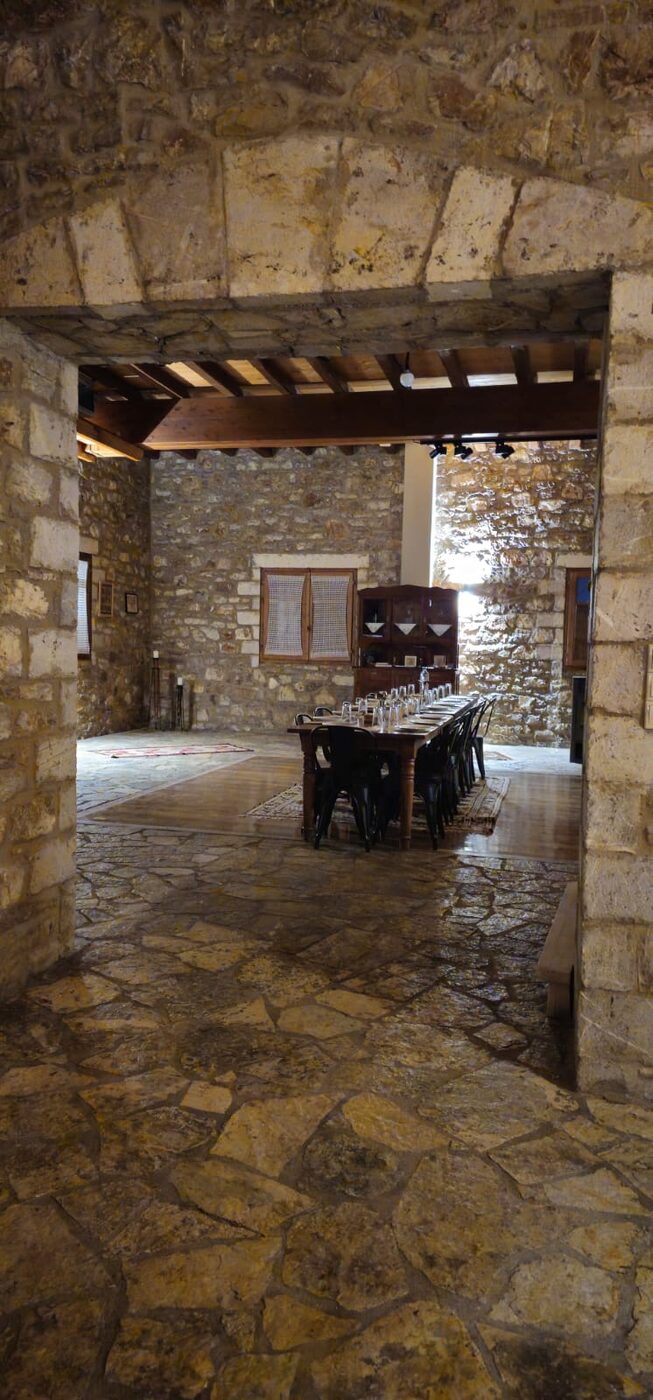 Η πέτρινη τραπεζαρία μέσα από την καμάρα